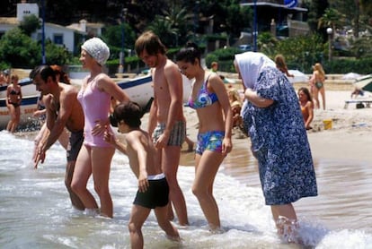 Era el peor momento de la jornada: cuando de niños, ansiosos por pasar todo el día en remojo en la playa o la piscina, después de comer nos llegaba el esperado sermón de nuestros padres sobre algo llamado “corte de digestión”, de consecuencias imprecisas, pero temibles. Daba igual lo que hubieras ingerido: tenías que esperar entre dos o tres horas para poder volver al agua. Pero ¿se exageraba al tener que esperar tanto tiempo? Un poco sí. “Si te tomas una ensalada, la digestión es muy rápida; si te tomas un plato consistente, puede durar dos horas. La grasa retrasa la digestión”, explica la doctora María del Carmen Vidal, Catedrática de Nutrición y Bromatología de la Universidad de Barcelona y presidenta de la Agencia Catalana de Seguridad Alimentaria. Y no, el cordero asado no formaba parte habitualmente de la dieta estival. Y luego dicen que la tendencia de los padres hiperprotectores es de ahora… En la imagen, escena veraniega de 'Cuéntame cómo pasó'.