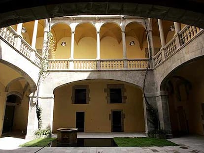 Patio del Palau del Lloctinent, antigua sede del Archivo de la Corona de Aragón que se ha rehabilitado en los últimos tres años.