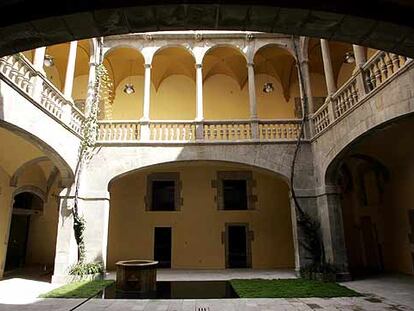 Patio del Palau del Lloctinent, antigua sede del Archivo de la Corona de Aragón que se ha rehabilitado en los últimos tres años.