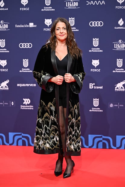 Nora Navas combinó minivestido negro con medias y sobretodo bordado. La intérprete acudía nominada a mejor actriz protagonista por su trabajo en ‘Mi amiga Eva’.