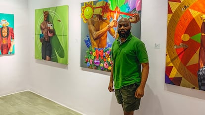 Oliver Enwonwu, hijo de Ben Enwonwu, considerado el padre del arte contemporáneo nigeriano, en su galería de arte en Lagos, que abrió en honor a su padre, junto a las obras de Derek Jahyem Jombo-Ogboi y Olubankole Olabode.