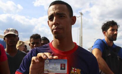 O sargento desertor Jorge Luis González, de 27 anos, após cruzar a fronteira, em Pacaraima, neste domingo.