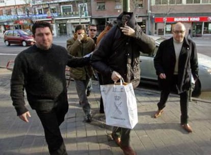 Llegada de uno de los detenidos por el <i>caso Guateque</i> a los juzgados de plaza de Castilla.