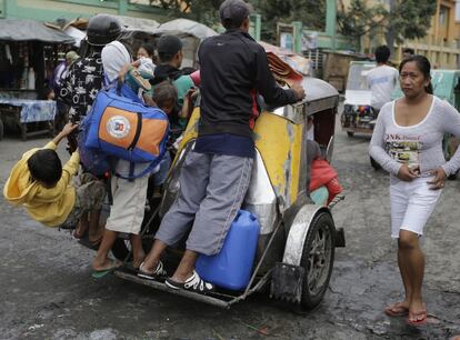 Residentes en las áreas costeras de Manila son evacuados tierra adentro por orden del gobierno local. En la ciudad se han suspendido las clases a todos los niveles, el transporte público ha dejado de funcionar y se han cerrado las oficinas gubernamentales.