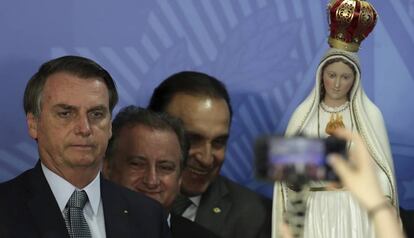 Bolsonaro posa para foto com imagem de Nossa Senhora de Fátima.