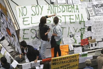 Las pintadas y los carteles en la cúpula acristalada de la estación de metro de Sol.