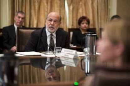 El presidente de la Reserva Federal de EE.UU., Ben Bernanke, fue registrado este jueves durante una mesa redonda de la Junta de Gobernadores de la Reserva Federal de los Estados Unidos, en Washington DC, (EE.UU.). EFE/Archivo