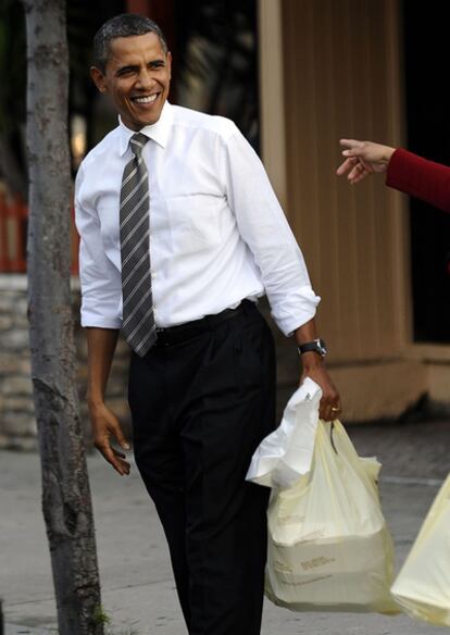 El presidente de Estados Unidos, Barack Obama, con una bolsa de comida que compró en un restaurante de comida rápida en Los Ángeles, justo antes de dirigirse a los actos con famosos que tenía previstos el 24 de octubre de 2011. Entre ellos, un evento en casa del actor español Antonio Banderas.