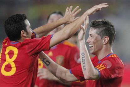 Pedro y Torres festejan un gol ante Polonia.
