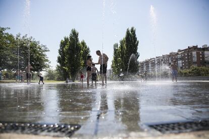 Personas refrescandose en los chorros de agua de Madrid Rio.