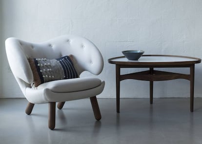 La butaca Pelican, de House Finn Juhl, fue diseñada por Finn Juhl en 1940. En España la distribuyen, entre otros, Maximina y Batavia (desde 5.000 euros). |