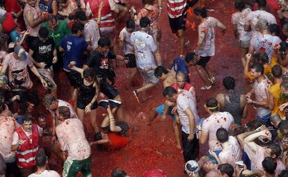 Los participantes se arrojan unos a otros tomates.