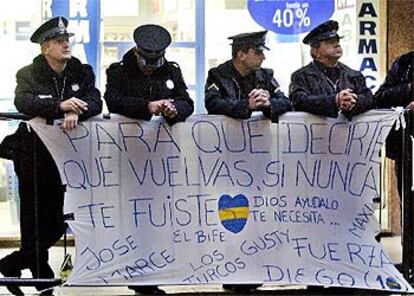 Continúan las muestras de cariño hacia Maradona a las puertas de la clínica.