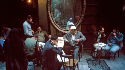 Como en este café cairota, la memoria de la infancia de Matar evoca grupos de hombres y el
pasar de las páginas impresas.