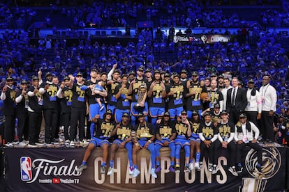 Los Oklahoma City Thunder celebran el título de la NBA tras someter a los Indiana Pacers.