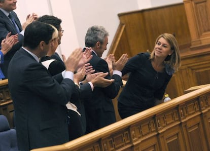Castilla-La Mancha premier Mar&iacute;a Dolores de Cospedal takes the applause from her fellow PP members of the region&#039;s assembly.