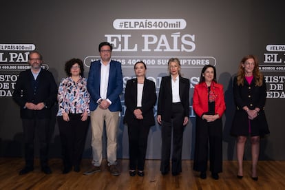 De izquierda a derecha, el director General de Prensa de PRISA, Juan Cantón; la directora de CaixaForum Madrid, Isabel Fuentes; el ministro de Transformación Digital y de la Función Pública, Óscar López; la directora de EL PAÍS, Pepa Bueno; la vicepresidenta segunda , Yolanda Díaz; la ministra de Defensa, Margarita Robles, y la vicepresidenta de Grupo PRISA, Pilar Gil.