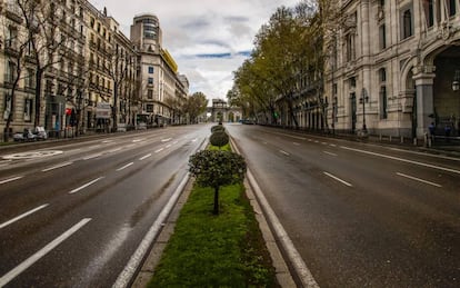 Vista de la calle Alcalá vacía con la Puerta de Alcalá al fondo el pasado el 24 de marzo.