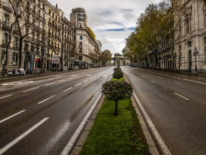 Vista de la calle Alcalá vacía con la Puerta de Alcalá al fondo el pasado el 24 de marzo.