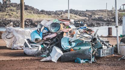 Residuos plásticos abandonados en la Isla de Pascua.