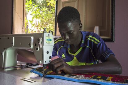 Ablaye Thiam ya no recuerda cuánto tiempo lleva en Saint Louis. "Mucho", resume sin levantar la vista de la máquina de coser con la que está fabricando un bolso. Salió de Touba (Senegal) para mudarse a esta ciudad en la frontera con Mauritania junto con su hermano. Su familia les confió a un marabú (líder espiritual) para que recibieran enseñanza coránica. Con 18 años y sin otro tipo de formación académica además de la religiosa, Thiam intenta aprender los secretos de la costura para ganarse el pan. Se estima que en toda la provincia de Saint Louis hay casi 15.000 talibés. Cada día, unos 300 niños y jóvenes vulnerables se acercan a la organización Maison de la Gare, cerca de la que antaño fue la estación de trenes de la ciudad, para asearse, lavar su ropa, estudiar, recibir atención médica o formación profesional.