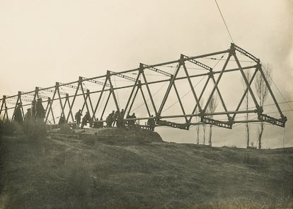 Launch of the English portable bridge, designed at the beginning of the 20th century by the British engineer and mathematician Sir Charles Inglis.