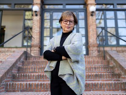 La poeta colombiana Piedad Bonnett, retratada ante la Residencia de Estudiantes en Madrid.