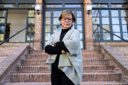 La poeta colombiana Piedad Bonnett, retratada ante la Residencia de Estudiantes en Madrid.