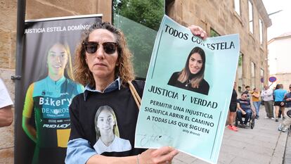 Una mujer muestra un cartel para pedir justicia por Estela Domínguez a las puertas de los Juzgados de Salamanca el 7 de junio, día en que comenzó el juicio contra el conductor que la arrolló.