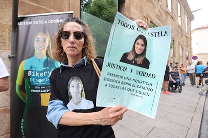 Una mujer muestra un cartel para pedir justicia por Estela Domínguez a las puertas de los Juzgados de Salamanca el 7 de junio, día en que comenzó el juicio contra el conductor que la arrolló.
