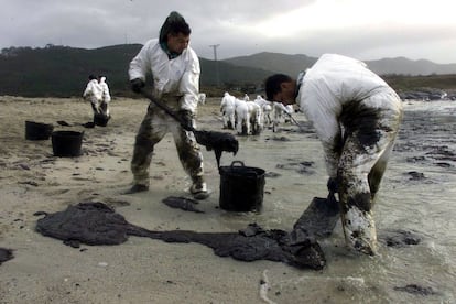 Catástrofe ecológica en Galicia por la marea negra creada tras el hundimiento del petrolero Prestige cargado de fuel oil frente a sus costas. En la foto, soldados del acuartelamiento de El Goloso (Madrid), trabajan en la limpieza del chapapote en la playa de Lira, en Carnota (A Coruña), el 17 de diciembre de 2002. 