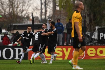 Los jugadores de Riestra celebraron el ascenso en forma anticipada, el pasado domingo.