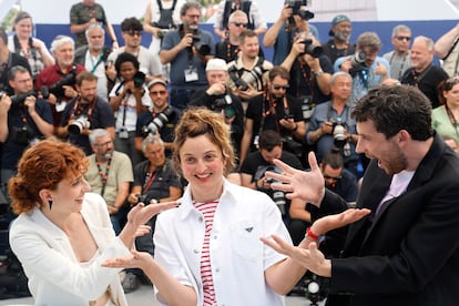 La directora Alice Rohrwacher (en el centro), junto a los actores Carol Duarte y Josh O'Connor posan durante el 'photocall' de 'La Chimera', el viernes. 