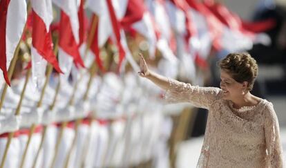 Dilma acena ao chegar no Palácio do Planalto para discursar à população.