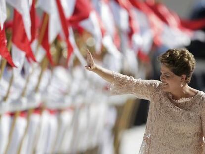 Dilma acena ao chegar no Pal&aacute;cio do Planalto para discursar &agrave; popula&ccedil;&atilde;o.