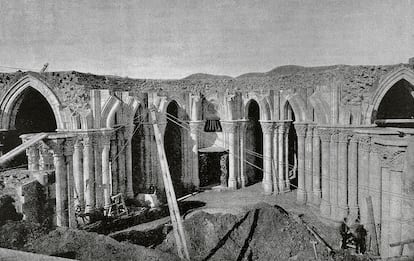 Instantánea de las obras de la basílica de la Sagrada Familia de Barcelona en 1887.