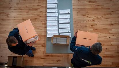 Preparatius per a les eleccions al Parlament en un poliesportiu municipal.