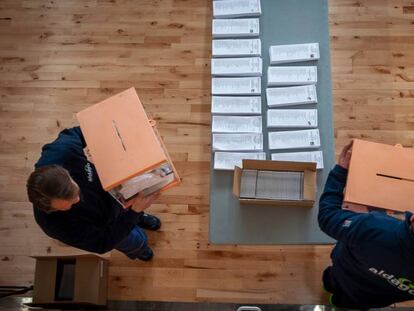 Preparatius per a les eleccions al Parlament en un poliesportiu municipal.