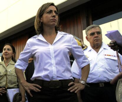 La ministra de Defensa, Carme Chacón, tras una reunión con los efectivos de seguridad y emergencia en Valverde, El Hierro.