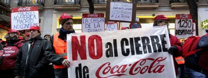 Trabajadores de Coca Cola durante una manifestación en protesta contra los despidos.