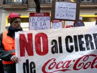 Trabajadores de Coca Cola durante una manifestaci&oacute;n en protesta contra los despidos.