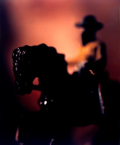 David Levinthal es uno de los fotógrafos actuales más reconocidos, con obras expuestas en museos como el MoMA, el Metropolitan o el Centro Pompidou de París. Su obra es un reflejo de la cultura popular americana de los últimos 35 años a través del juguete. En la imagen, una fotografía de la serie "The Wild West".