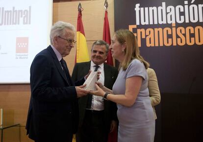 El historiador Santos Juliá recibe el premio de manos de Ana Pastor, presidenta del Congreso, en Madrid.