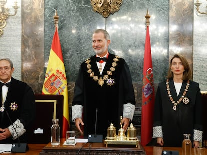 Desde la izquierda, el presidente interino del Tribunal Supremo Francisco, Marín Castán, el rey Felipe VI, y la ministra de Justicia en funciones, Pilar Llop, este jueves en la sede del Tribunal Supremo en Madrid.