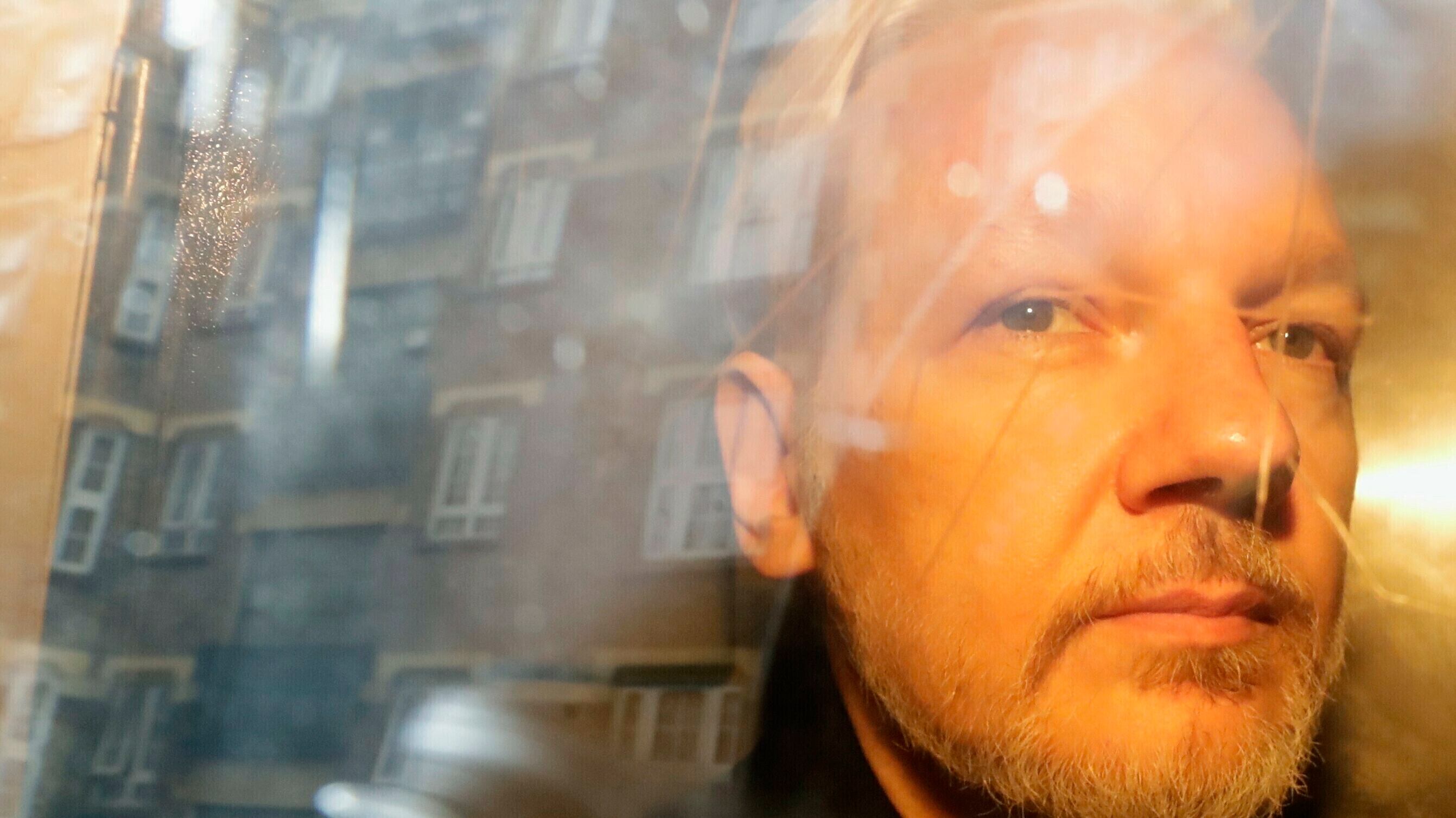 Julian Assange abandona el tribunal de Londres que el 1 de mayo de 2019 le sentenció a prisión.