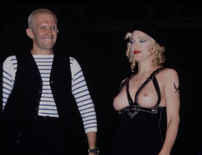 Madonna junto a Jean Paul Gaultier tras el lanzamiento de Erotica en un desfile del dise&ntilde;ador en Par&iacute;s