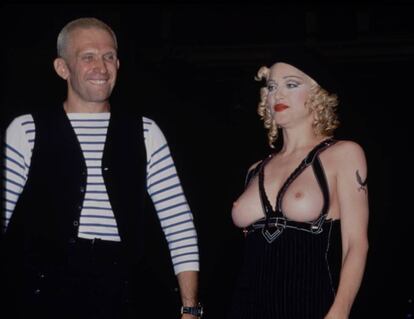 Madonna junto a Jean Paul Gaultier tras el lanzamiento de Erotica en un desfile del diseñador en París
