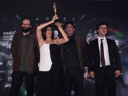 'Al norte sobre el vacío' recibe la estatuilla a mejor película en la 65ª Edición del Premio Ariel en el Teatro Degollado el 9 de septiembre 2023.