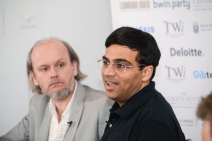 Viswanathan Anand, en primer plano, junto a Stuart Conquest, director del abierto Tradewise Gibraltar, anoche durante su clase magistral