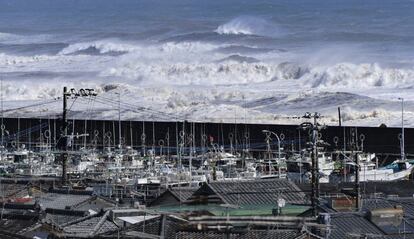 El fuerte oleaje ha causado que algunos barcos pesqueros sean evacuados del puerto Miyazaki Kawaminami en la isla Kyushu, que ha sido afectada de lleno por el tifón Vongfong, décimo noveno de la temporada en el Pacífico.